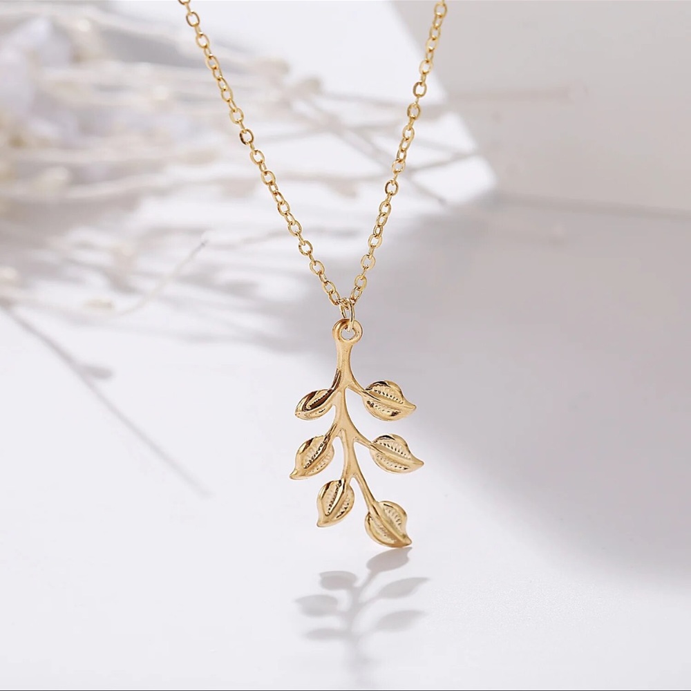 NWOT Leaves charm on gold-tone Necklace with chain - Picture 5 of 10